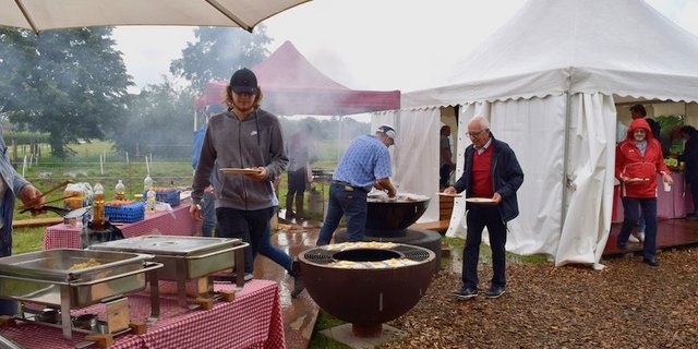 1. August-Brunch bei Familie Strupler in Weinfelden. Trotz Regen kamen die Gäste. (Bilder Stefanie Giger)