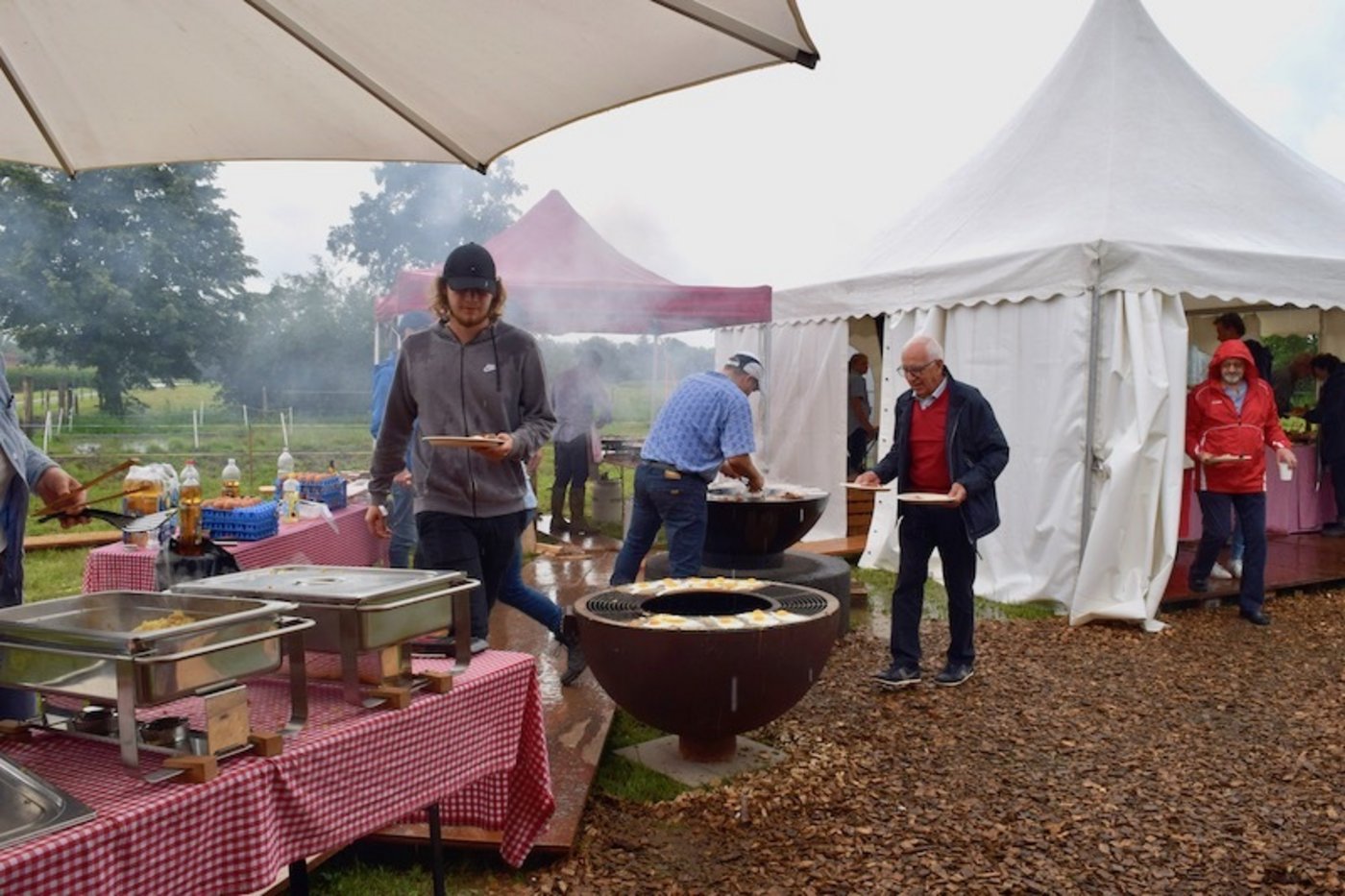1. August-Brunch bei Familie Strupler in Weinfelden. Trotz Regen kamen die Gäste. (Bilder Stefanie Giger)
