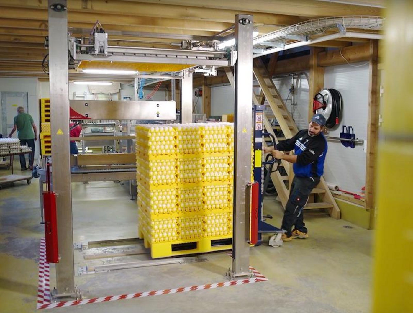 Rolf Pfeiffer setzt auf seinem Betrieb den M'eggbot ein. Das nimmt ihm viel Arbeit ab. (Bild Screenshot Video Rolf Pfeiffer)