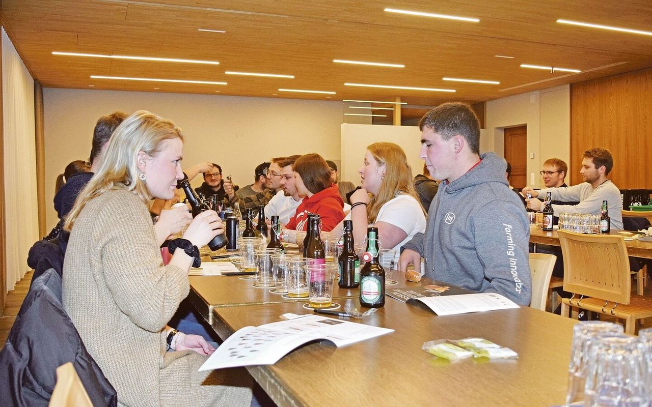 Sehen, riechen, schmecken und geniessen. Am Junglandwirte-forum lernten die Anwesenden verschiedene Biere kennen.