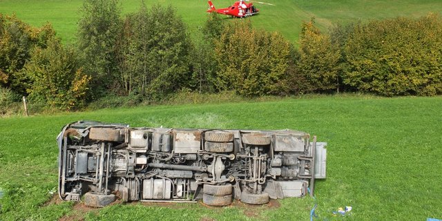 Im Vordergrund der umgekippte Lastwagen. Ein Regahelikopter brachte den verletzten Chauffeur ins Spital. (Bilder Kapo SG)