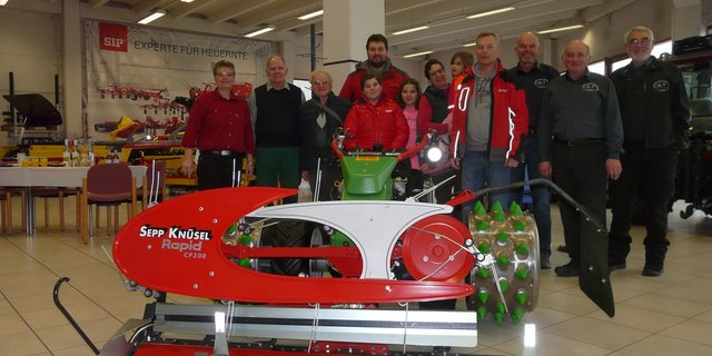 Sepp und Marlies Knüsel, die ganze Familie Flühler und Vertreter der Fals Schweiz und René Keller von der Firma Rapid Schweiz. (Bilder zVg)