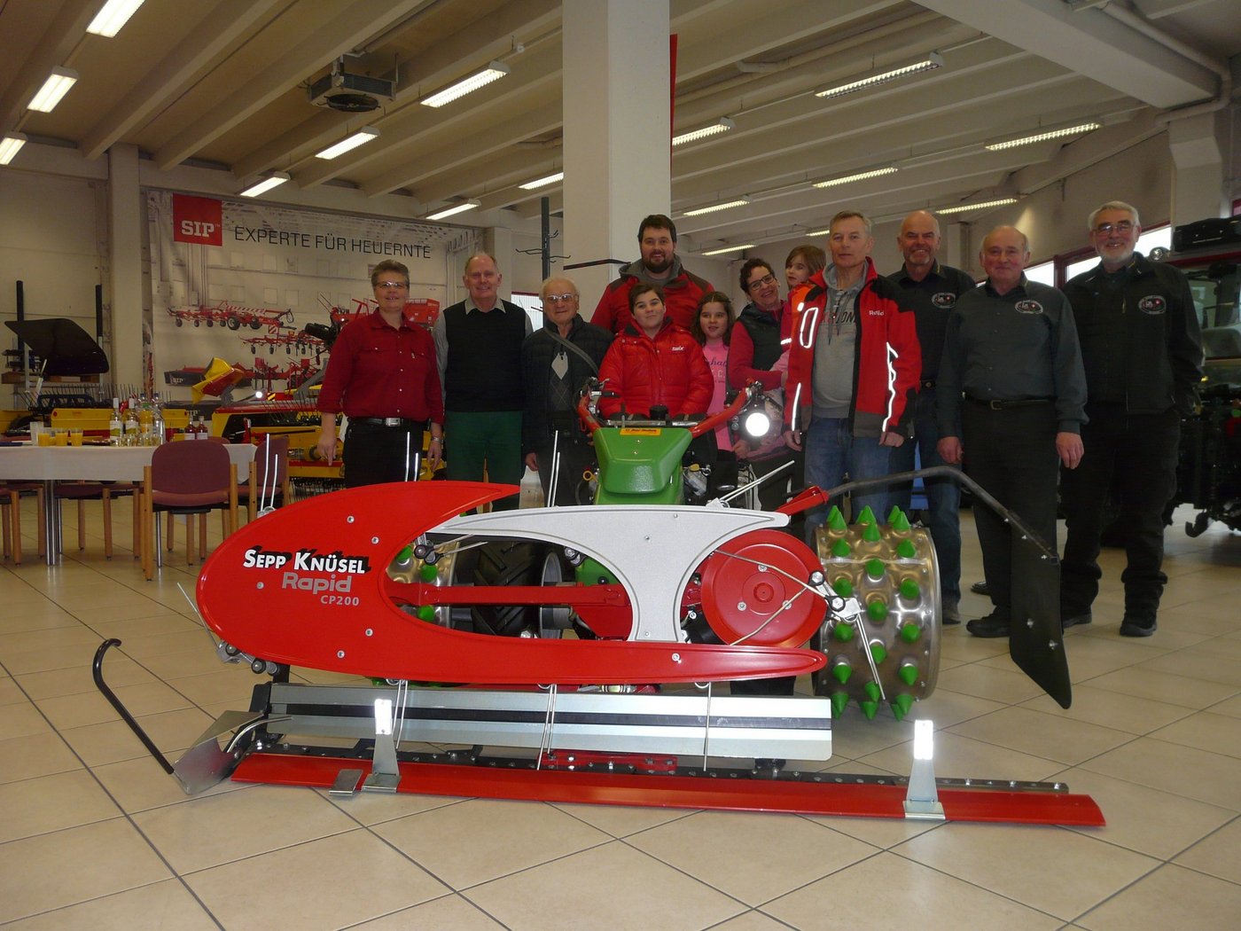 Sepp und Marlies Knüsel, die ganze Familie Flühler und Vertreter der Fals Schweiz und René Keller von der Firma Rapid Schweiz. (Bilder zVg)