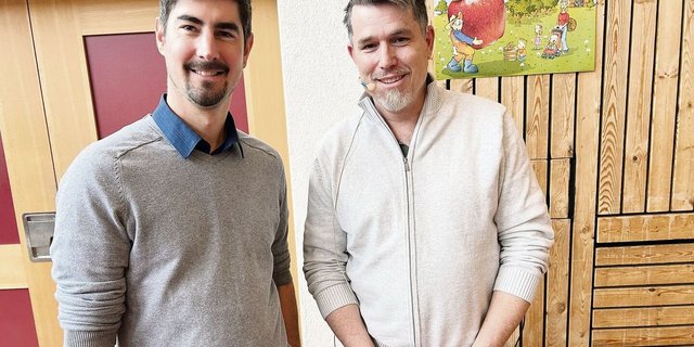 Christoph Lamprecht, Präsident des Zürcher Obstverbands, begrüsste an der Generalversammlung Reto Muggler (r.).