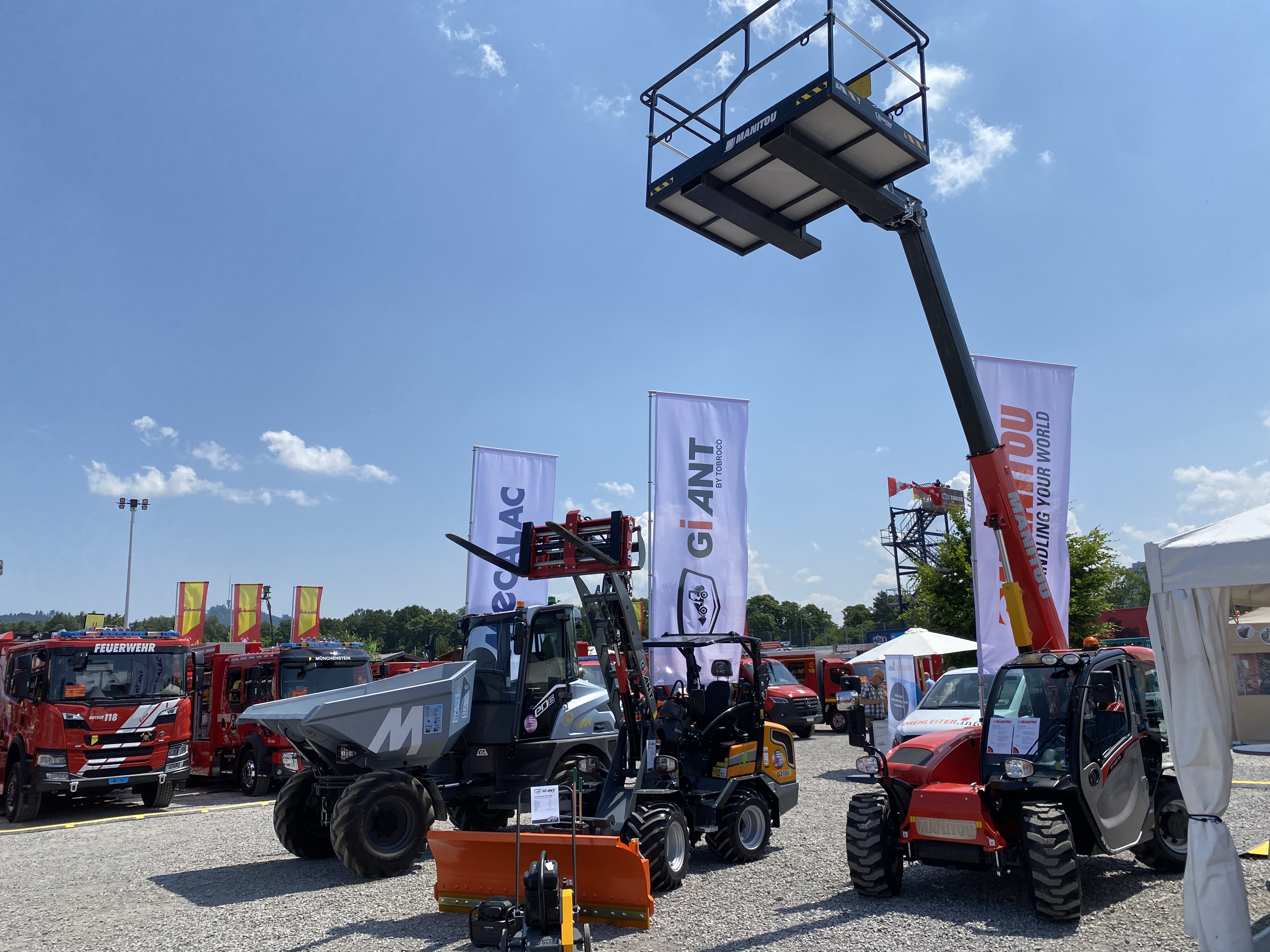Bei bestem Wetter werden die verschiedensten Maschinen auf dem Berner Expo-Gelände ausgestellt. (Bild: Livio Janett)