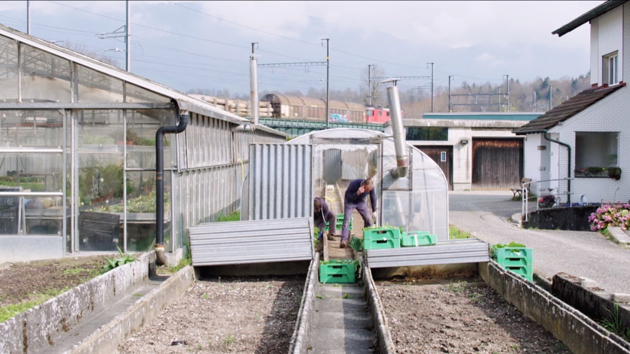 Der Betrieb von Roland und Robert Hubler liegt zwischen Eisenbahnlinie, A1 und einer vielbefahrenen Hauptstrasse. (Screenshot Kurzfilm «Integriert - zwischen Umwelt & Preis»)