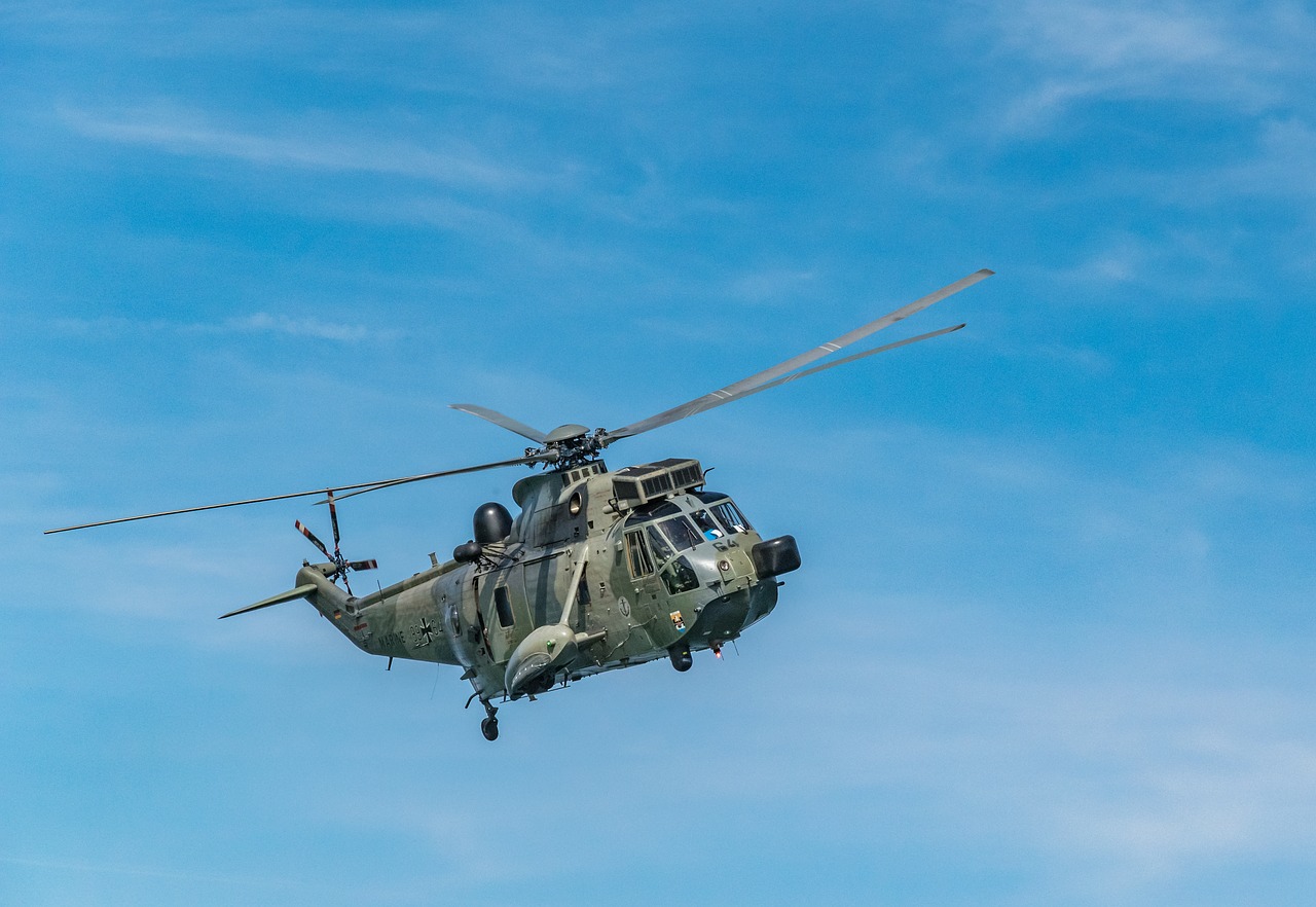 Da die Wasserversorgung auf mancher Alp nicht mehr gegeben ist, helfen nun Militärhelikopter. (Symbolbild Pixabay)