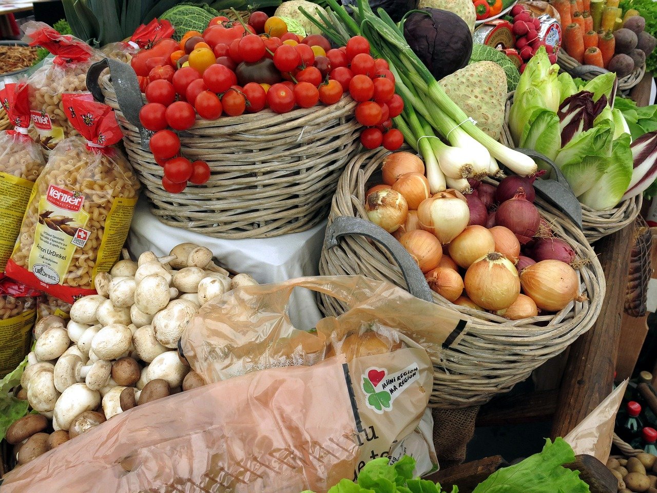 Gemüse vom nahen Bauern: Uniterre und rund 70 kleinbäuerliche und linke Organisationen verlangen, dass die Schweizer Landwirtschaft für die Region produziert. (Bild Pixabay)