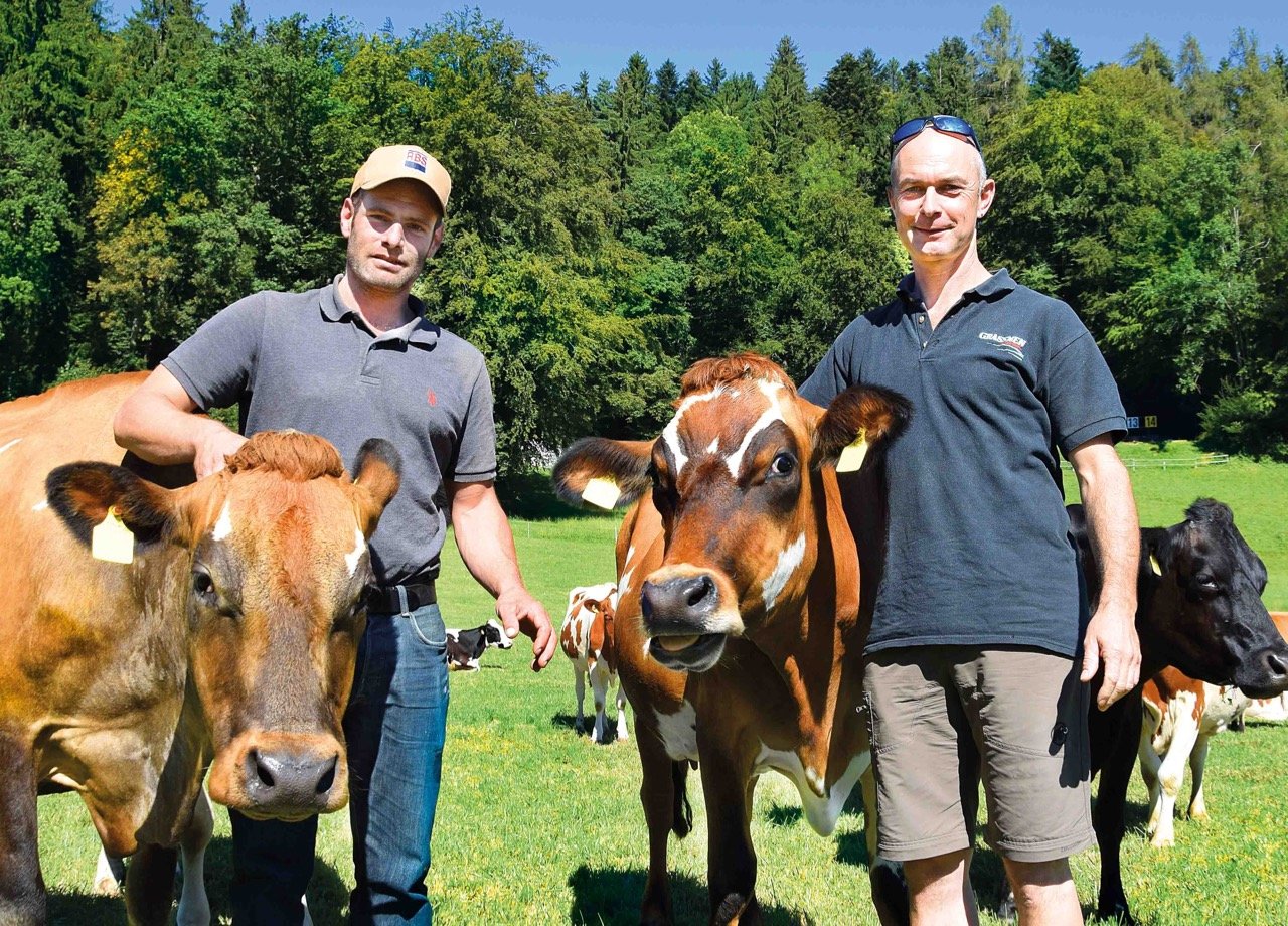 Die zwei Milchproduzenten mit unterschiedlichen Systemen. Matthias Haldimann und Peter Trachsel (v.l.), beide aus Seon AG. (Bild akr)