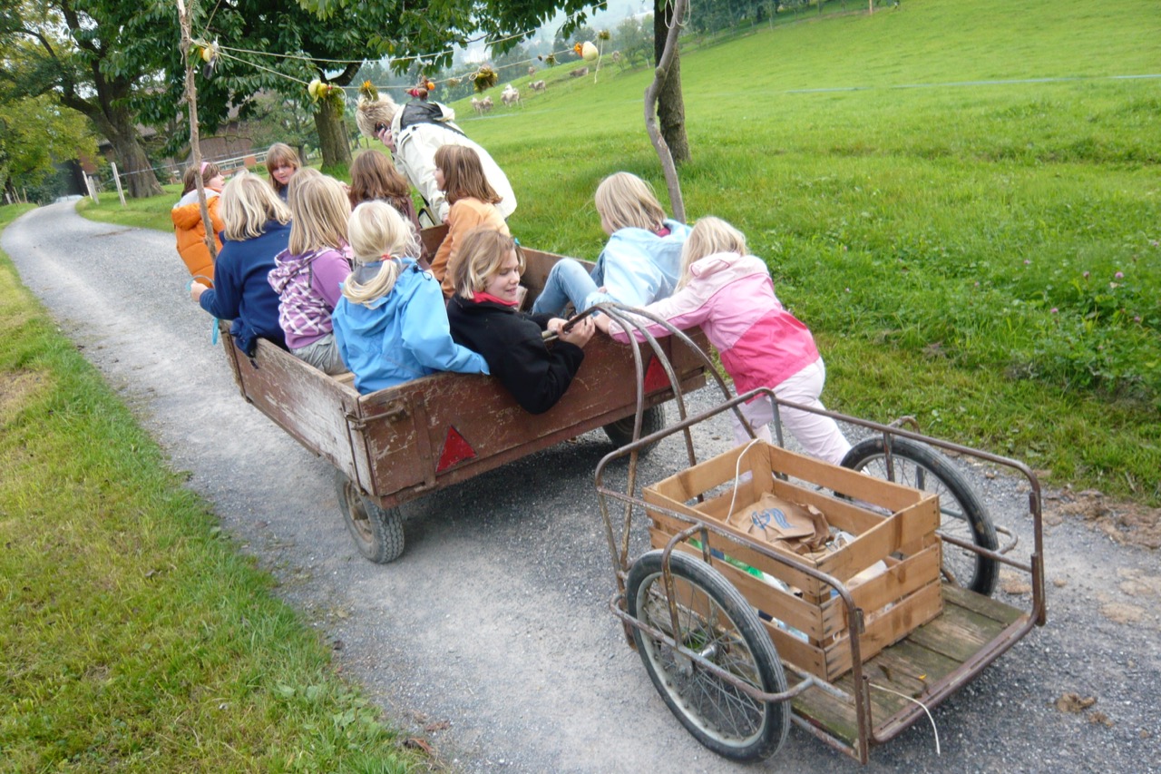 Die meisten Kinder sind gerne auf einem Bauernhof: Entsprechend viele Angebote gibt es für die junge Kundschaft. (Bild Martin Blum)