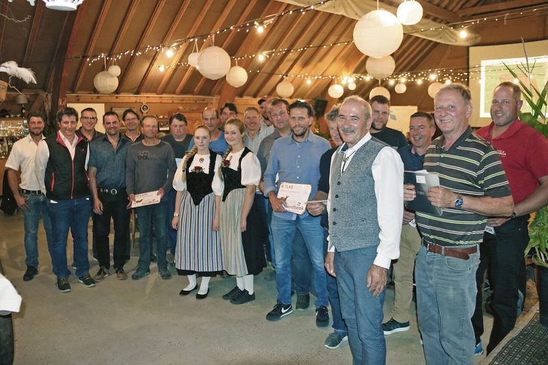Die stolzen Besitzer der 20 Kühe mit 100 000 Kilogramm Milch Lebensleistung. Vorne der Präsident Werner Walter.
