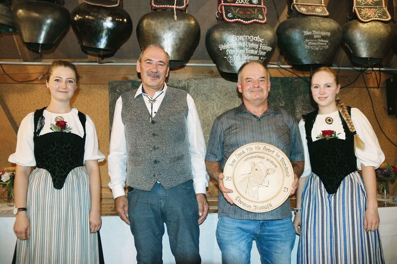 16 Jahre war Thomas Stampfli, Etziken, Vorstandsmitglied von Swissherdbook Solothurn. Werner Walter verdankte es ihm mit einem Präsent.