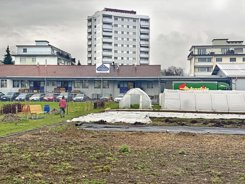 Die Parzelle des Projekts befindet sich mitten im urbanen Emmenbrücke, zwischen Wohnblöcken und Gewerbe.