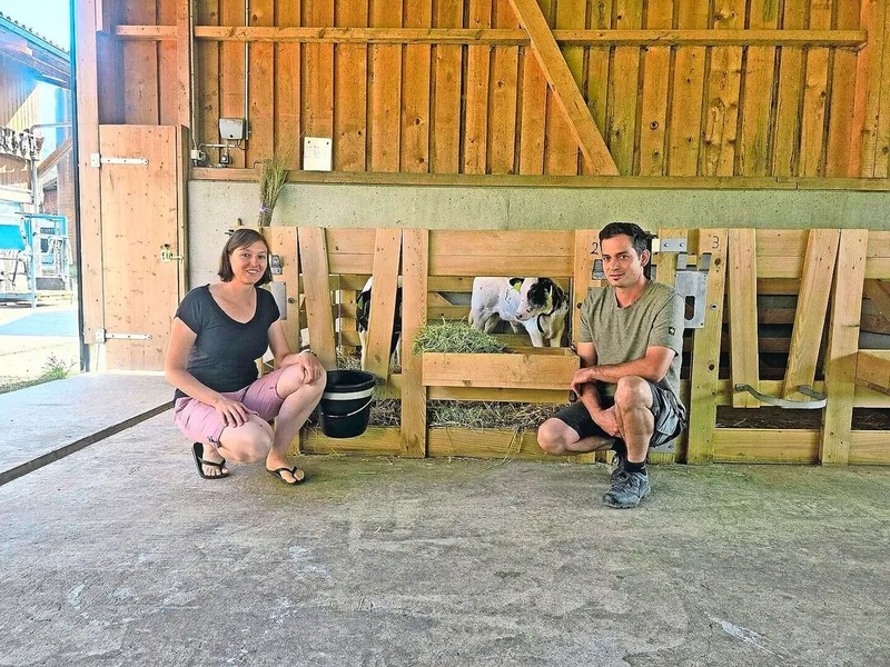 Pia und Ueli Gfeller im neuen Kälberstall: Beim Planen und Bauen setzten sie auf viel Eigenleistung.