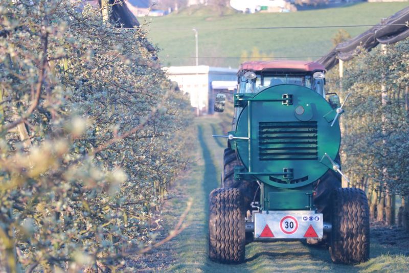 Der «Nebeldrache» schützt die Obstbäume flexibel und günstig vor dem Frost