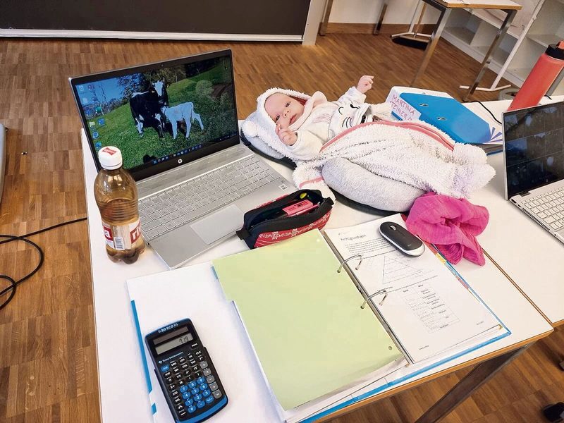 Laptop, Ordner und ein Baby – Christine Elseners Arbeitsplatz im Berufsbildungszentrum.