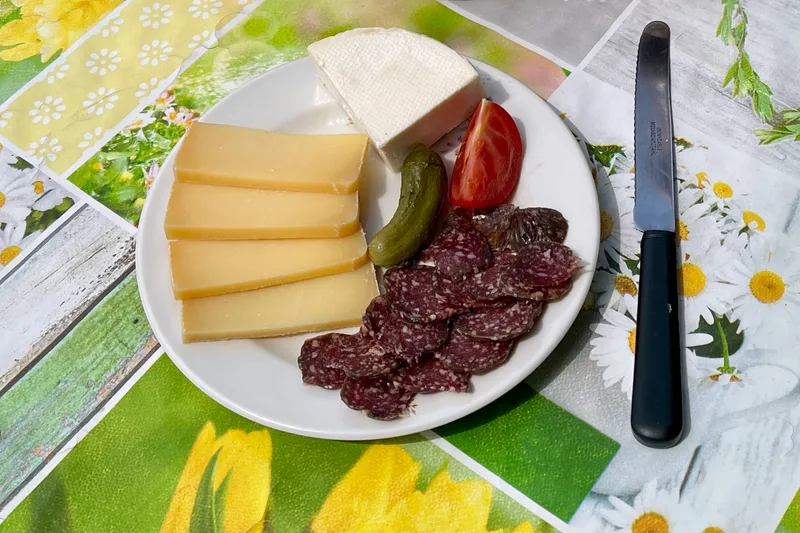 Wurst-/Käse-Platte auf der Alp Obriste Morgeten mit Ziegenkäse, Trockenwurst und Berner Alpkäse AOP. (Bild: Jürg Vollmer / «die grüne»)