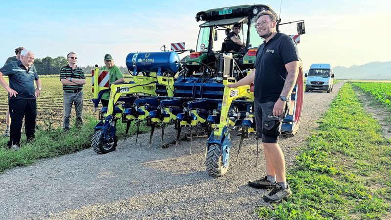 Trockenübung auf dem Feldweg: Dominik Willi (rechts) erklärt die Funktionsweise des Ullmanna Hackgeräts.