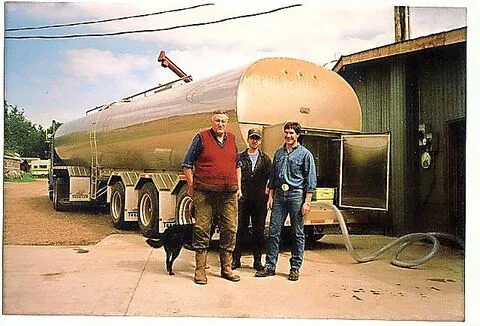 Ein Foto aus späteren Jahren: Ab 1974 wurde Milch von der Transpine Farm abgeholt und Gottlieb Lehmanns (links) Traum erfüllte sich endlich.