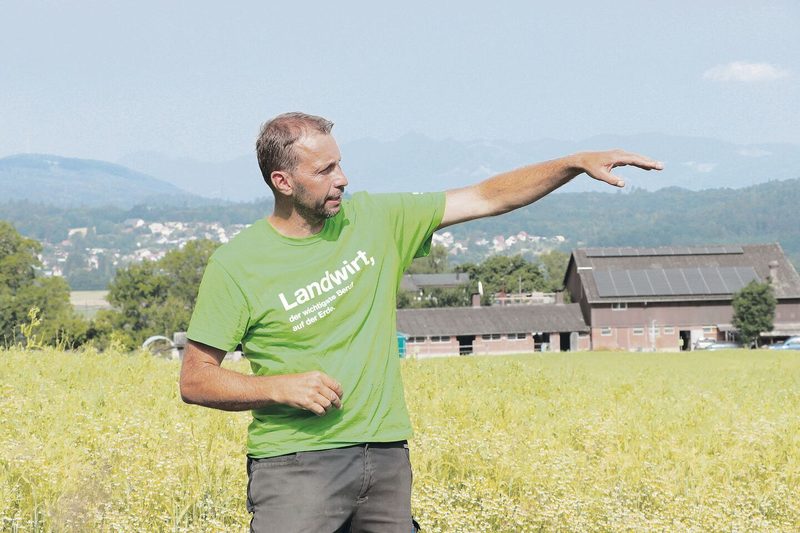 Lottenhof-Betriebsleiter Thomas Anliker aus Muhen erklärte bei einem Rundgang seine Biodiversitätsmassnahmen.