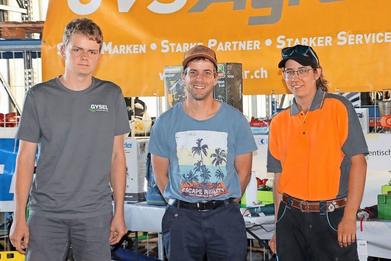 Die beiden Sieger Levin Gysel (l.) und Lukas Leibundgut (Mitte) mit OK-Mitglied Jasmin Zürrer.