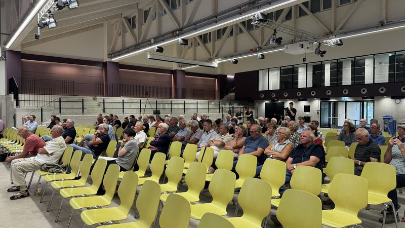 Podium am Strickhof: Bundesrat Albert Rösti wirbt für ein Nein