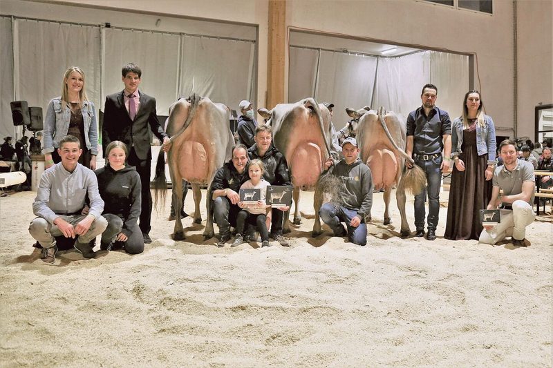 Die Tierbesitzer und das Richterteam freuen sich: Champion Silvana von Koni Pfulg, Franz und Pascal Felder (m.), Reserve Jandara von Beni Schmid (l.) und Bonita von Josef Portmann.