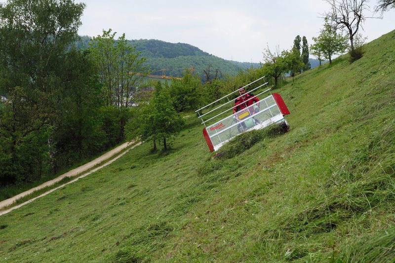 Mit zusätzlichen Anbaugeräten kann das Futter an den Schwad gelegt werden. Bild: Beat Schmid