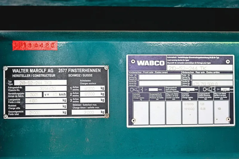 Auf dem Typenschild sind die wichtigsten Informationen des Anhängers und des Bremssystems zu finden.