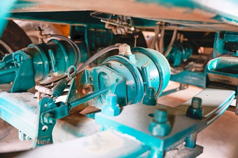 Ein Bremsluftzylinder wandelt den Druck des pneumatischen Bremssystems mithilfe einer Membran in eine mechanische Kraft um, die die Bremsen am Anhänger betätigt.