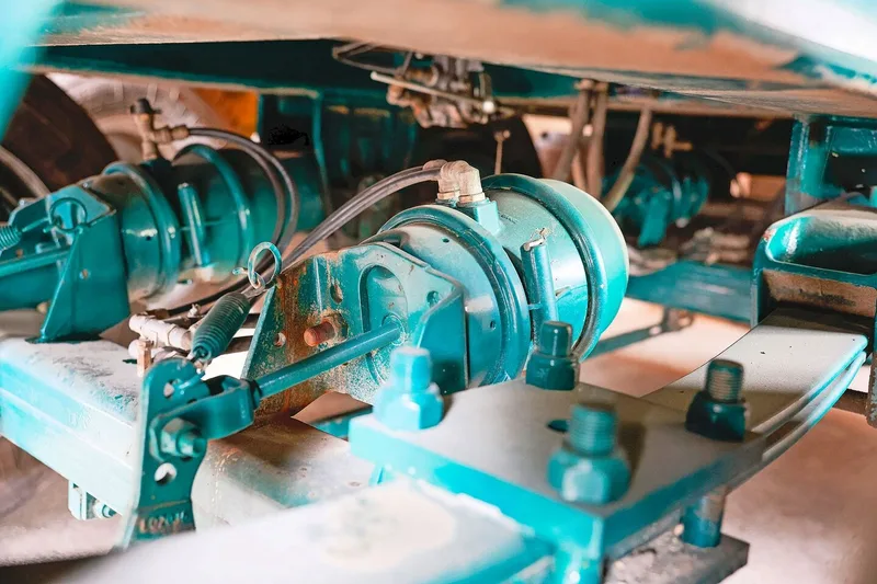 Ein Bremsluftzylinder wandelt den Druck des pneumatischen Bremssystems mithilfe einer Membran in eine mechanische Kraft um, die die Bremsen am Anhänger betätigt.