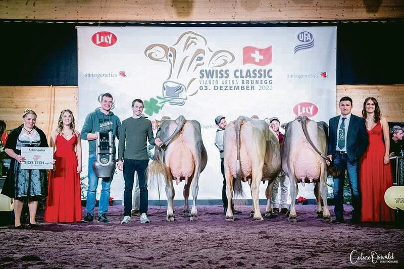Schwingerkönig Matthias Sempach gratuliert seinem Lehrling Francesco De Benedetto zum EFZ
