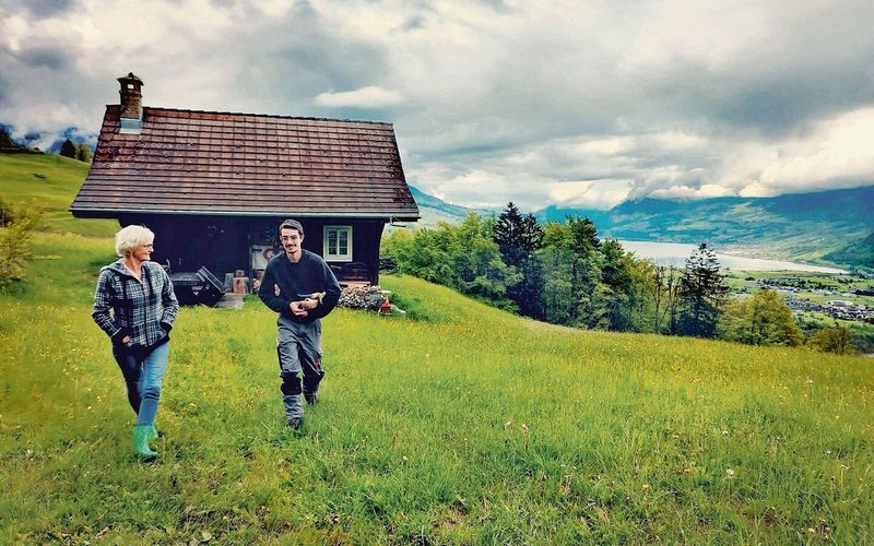 Schwingerkönig Matthias Sempach gratuliert seinem Lehrling Francesco De Benedetto zum EFZ
