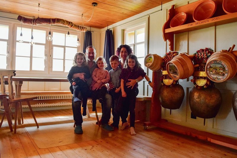 Chläus und Anja Peterer mit Jelin, Samia, Giano und Nora (v. l.).