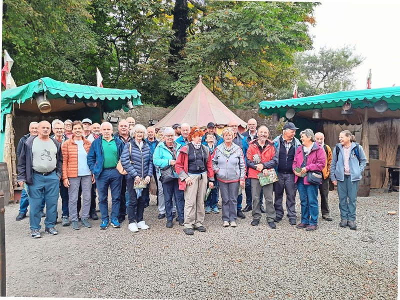 Gruppenbild vor Burg