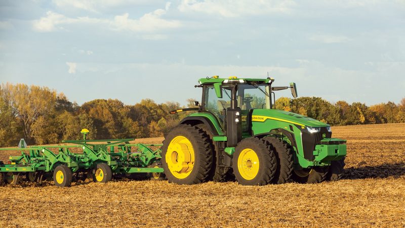 Dieser John Deere ist ganz alleine auf dem Feld unterwegs