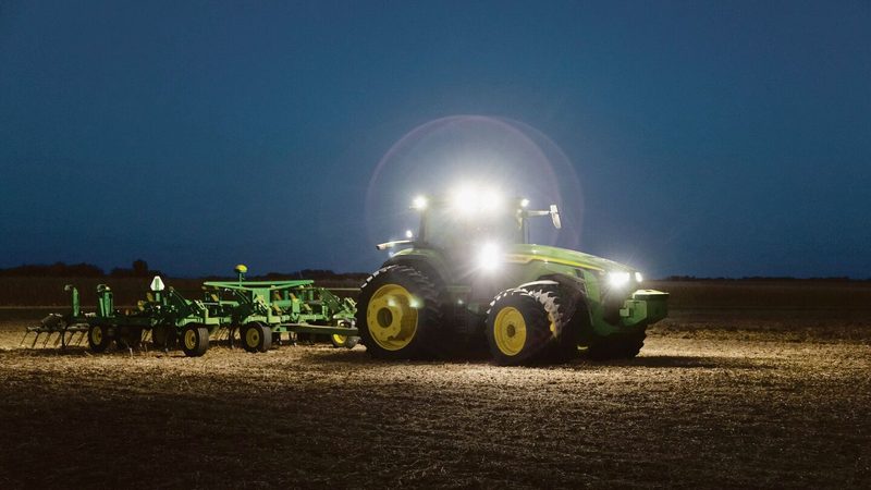 Weil der autonome Traktor für den Einsatz im Feld keinen Fahrer benötigt, kann er auch nachts arbeiten.