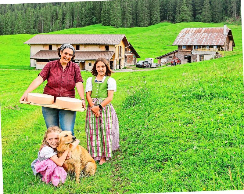 Katrin Odermatt mit Laura (rechts) und Mona mit Hund Kira vor ihrer Alp Lochhütte auf Wiesenberg.