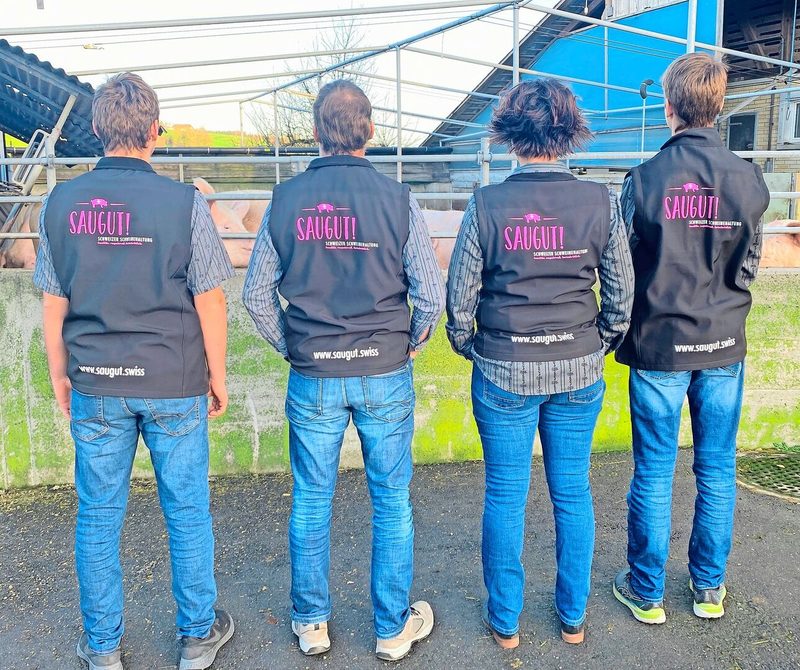 Als «Saugut!-Botschafter» laden Cédric, Urs, Renate und Pascal Wyss (v. l. n. r.) Konsument(innen) auf ihren Betrieb ein.