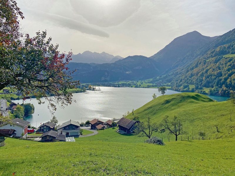 Die Aussicht auf den Lungernsee vom Bergbauernhof der Familie.