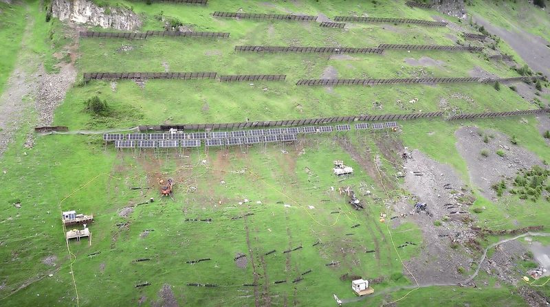 Die Fläche der zukünftigen PV-Grossanlage ist bereits mit Lawinenverbauungen belegt und mit einer Strasse erschlossen. Der Baustart erfolgte im Frühling 2025.