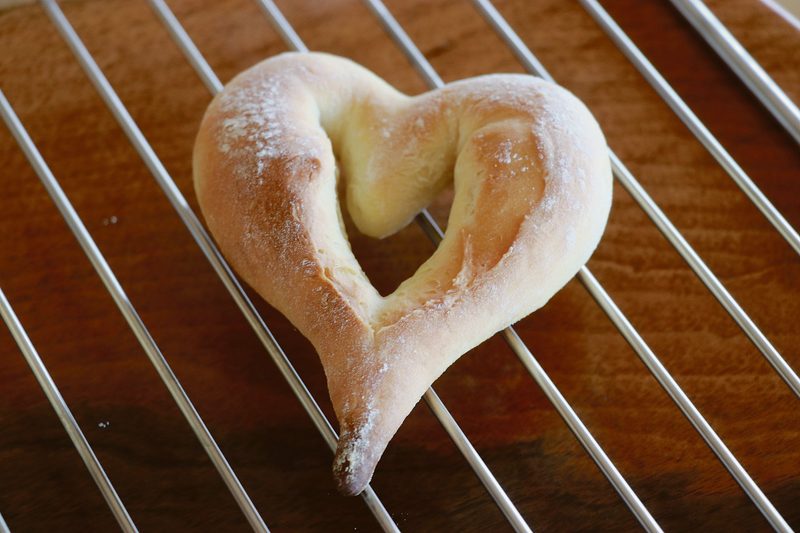 Focaccia, Wähe, Brot und Brötchen, Grissini und vieles mehr: Dinkelmehl ist vielseitig einsetzbar. Liebhaberinnen schwärmen von der «Chuscht» und Bekömmlichkeit des alten Getreides. (Bilder Ruth Aerni)
