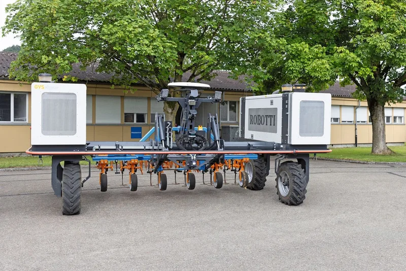 An der Swiss Future Farm SFF hat es mit dem 150 PS starken Robotti aus Dänemark auch einen autonomen Feldroboter.Sein Einsatzbereich liegt vor allem dort, wo er beispielsweise mit Hackarbeit Arbeitskräfte bei der Handarbeit entlastet.