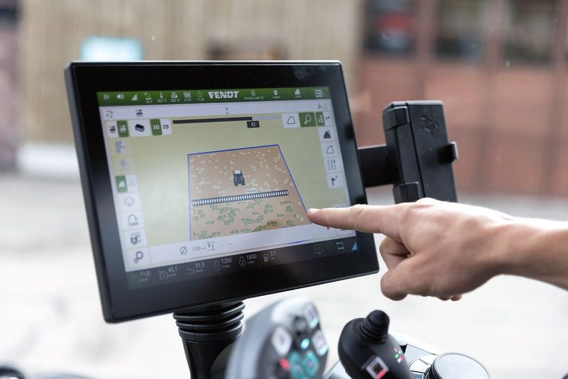 Das ist eine Applikationskarte für die Feldspritze. Es handelt sich um eine Testkarte, mit der Wasser auf der Asphaltfläche ausgebracht wird.