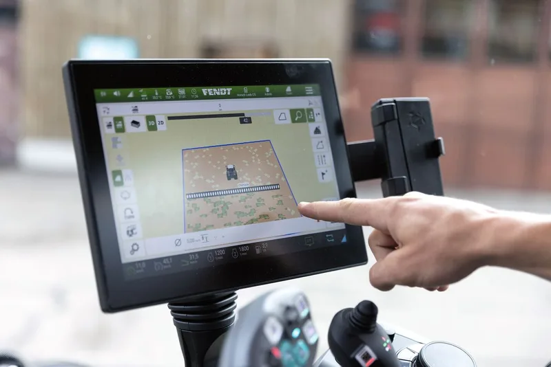 Das ist eine Applikationskarte für die Feldspritze. Es handelt sich um eine Testkarte, mit der Wasser auf der Asphaltfläche ausgebracht wird.