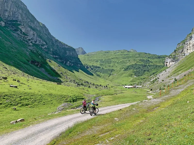 Das weite Tal vom Lipplisbüel ob Muotathal in Richtung Chinzigpass auf Urner Seite umfasst mehrere Alpen.