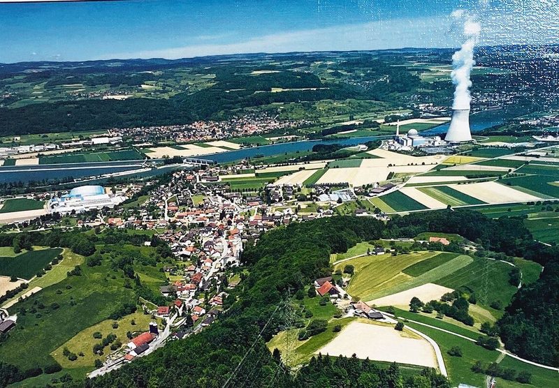 Die alte Heimat: In Faulensee BE hängen verschiedene Luftaufnahmen von Leibstadt AG an einer Wand.