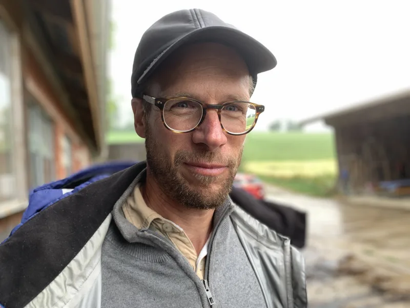 Adrian Rubi belebt den Boden mit Wurzeln und die Kulturen mit Tee