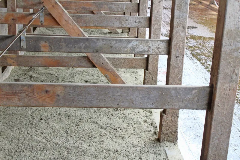Für den Einsatz im Boxenlaufstall eignen sich die Strohpellets dank ihrer hohen Saugfähigkeit perfekt.
