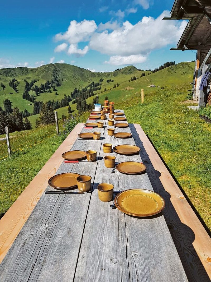Zu Tisch, bitte! Nach getaner Arbeit auf der Alp werden die Paten(innen) mit Brot, Käse und Kaffee verpflegt. Viele von ihnen buchen zusätzlich noch eine Übernachtung.